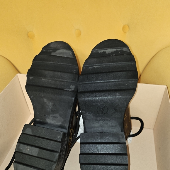 Louis Vuitton Laced Loafers barely worn Size 9 Brown - Picture 9 of 10